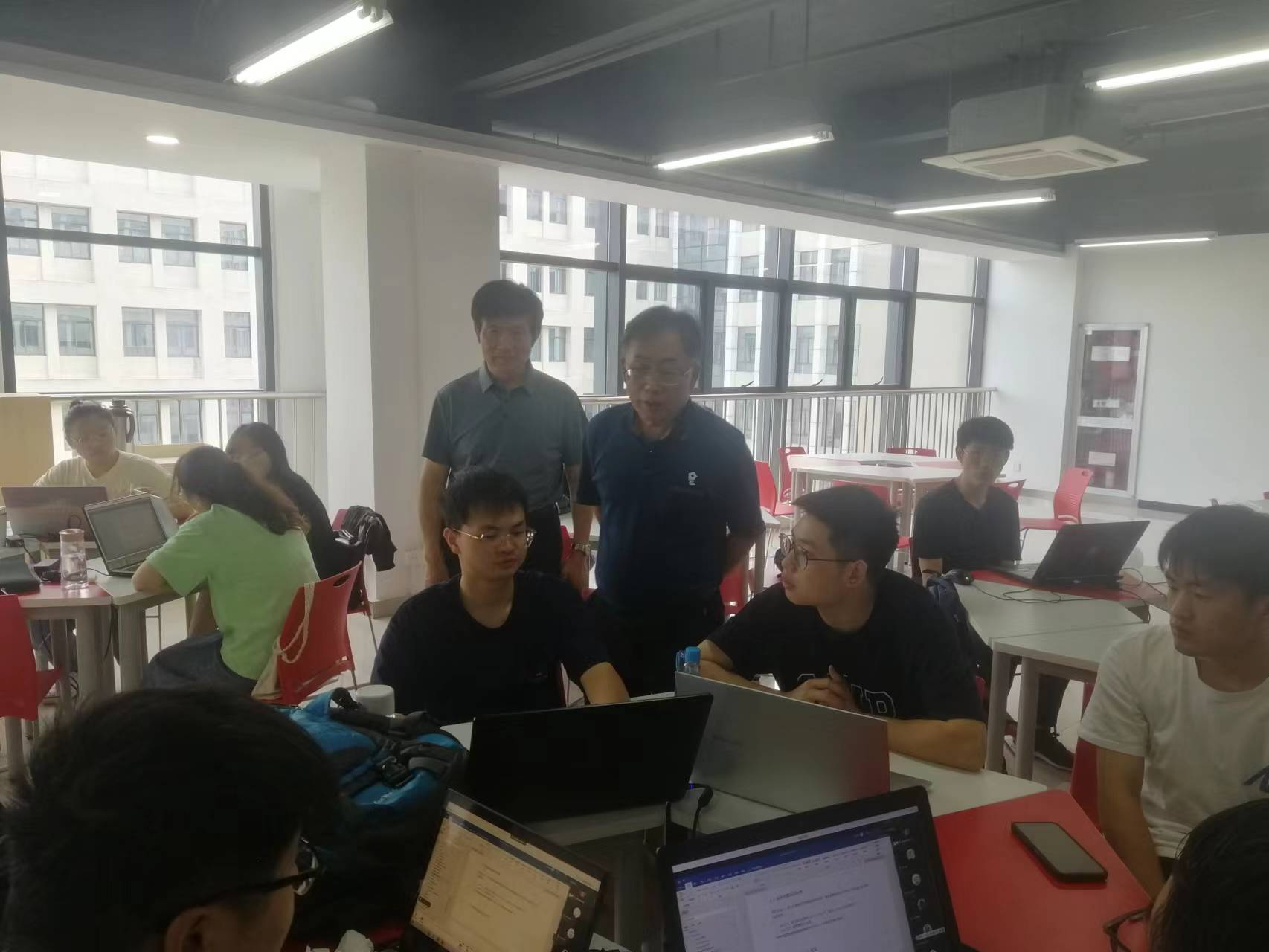 beat365正版唯一官网领导深入多家实习基地看望19级实习学生