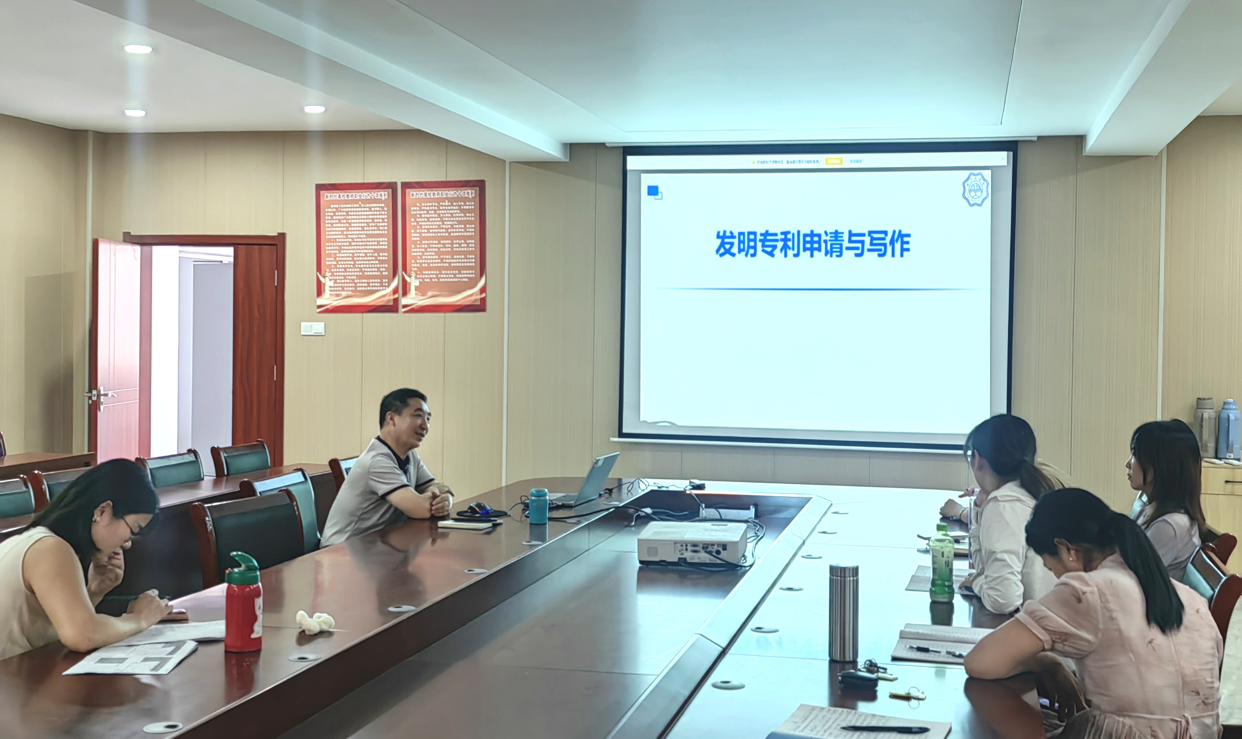 <strong>聚焦前沿  务实新篇 ——beat365正版唯一官网材料科学技术研究所召开季度工作例会</strong>