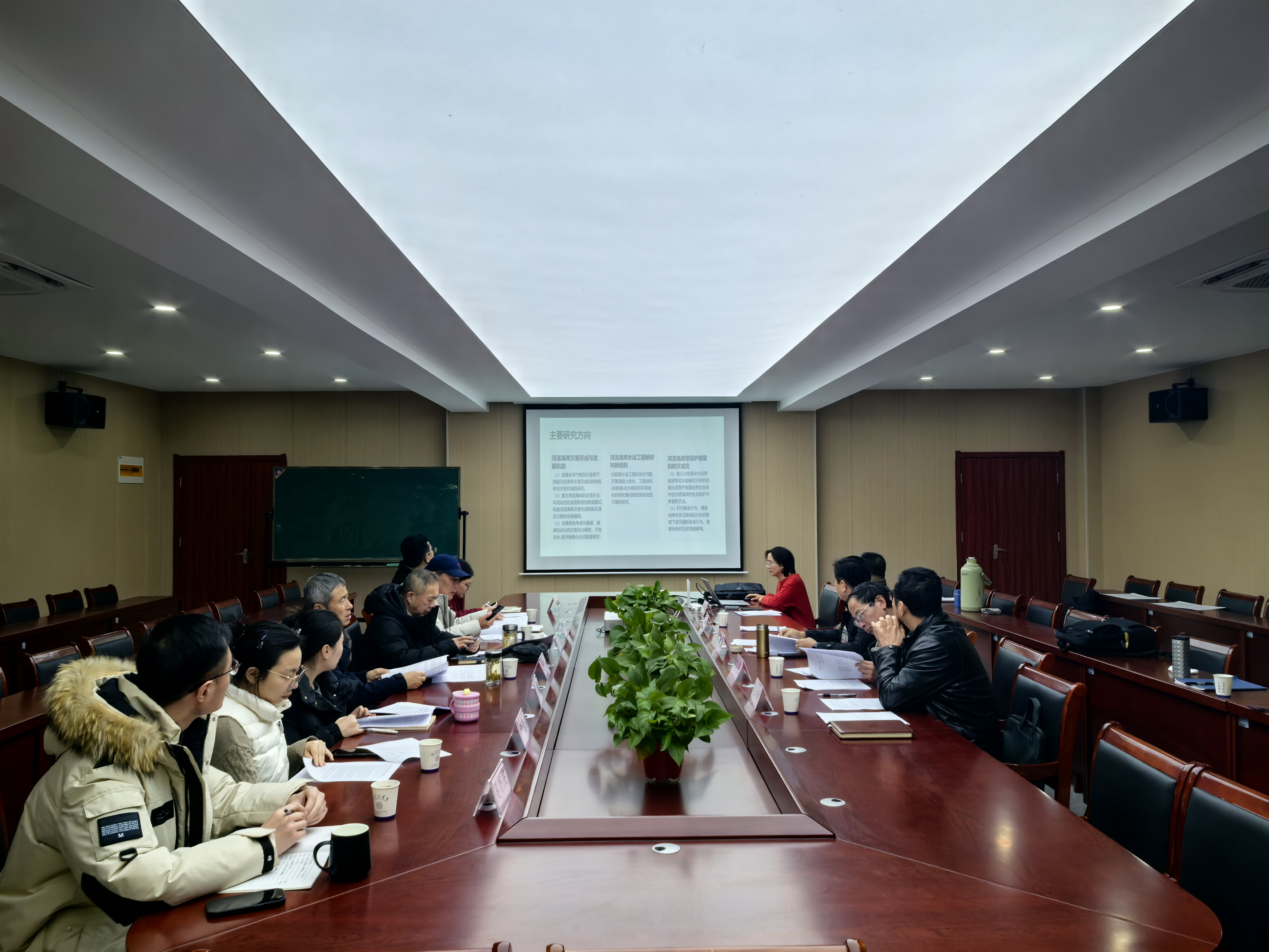 <strong>beat365正版唯一官网水运工程及河流海岸水动力研究所建设方案论证会在水利工程学院顺利举行</strong>