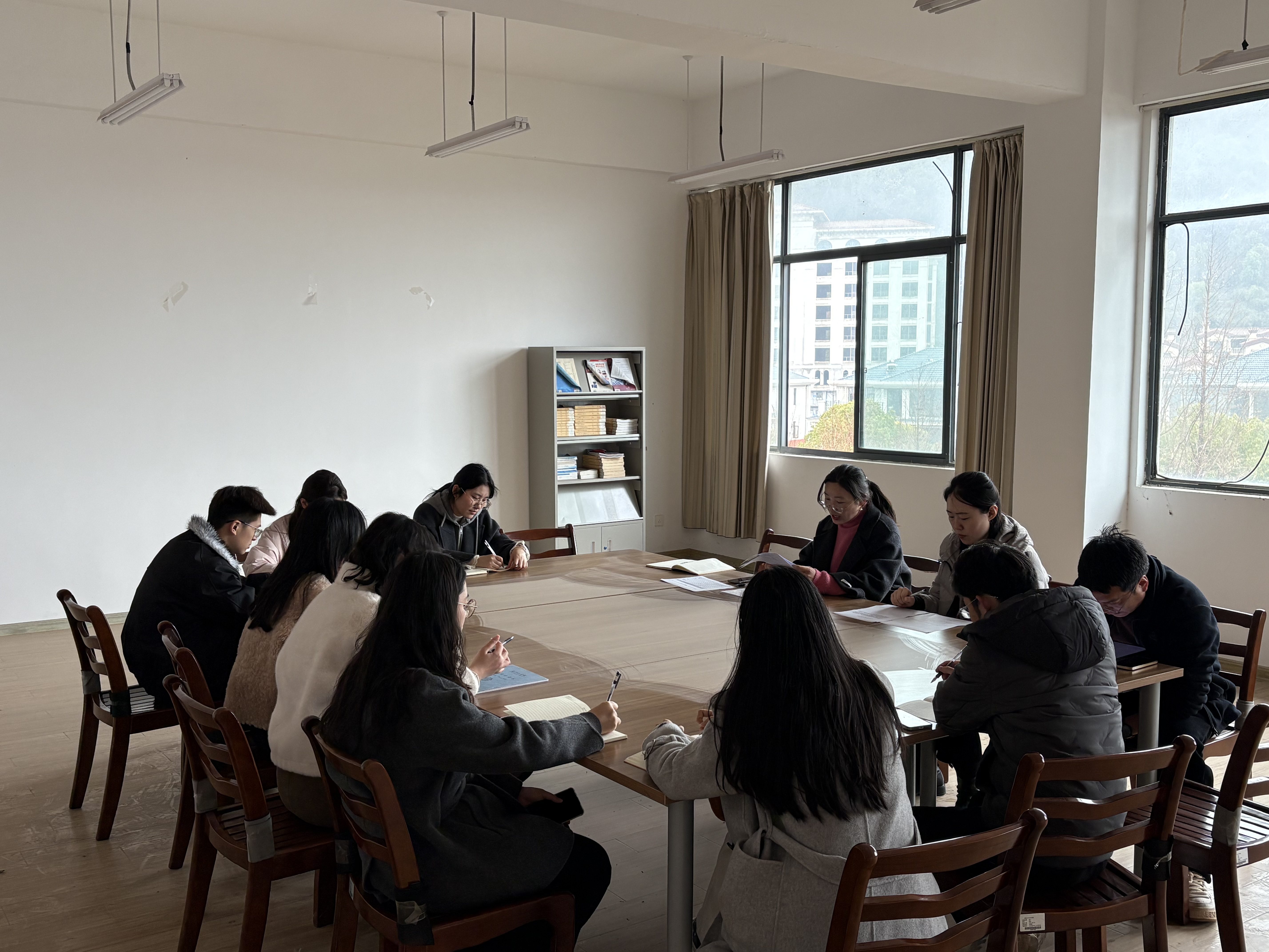 beat365正版唯一官网新能源学院教工一党支部召开2025年度组织生活会暨民主评议党员会议